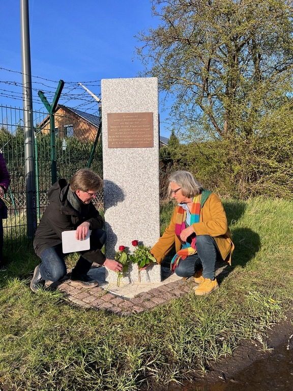 SPD-Ortsvereinsvorsitzender Dr. B. Wiechmann und Regionsabgeordnete H. Laube-Hoffmann an Gedenkstele Zwangsarbeitslager