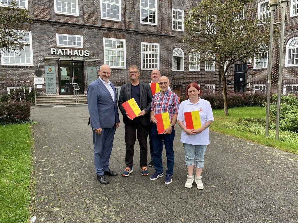von links: Bürgermeister Frank Prüße, Uwe Grünheid, Karl-Heinz Penther, Willy Goronczy und Jessica Penther freuen sich über die Ehrung vor dem Rathaus