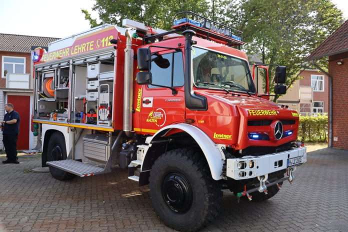 ©M. Gross -Ortsfeuerwehr Ahlten erhält neues Fahrzeug